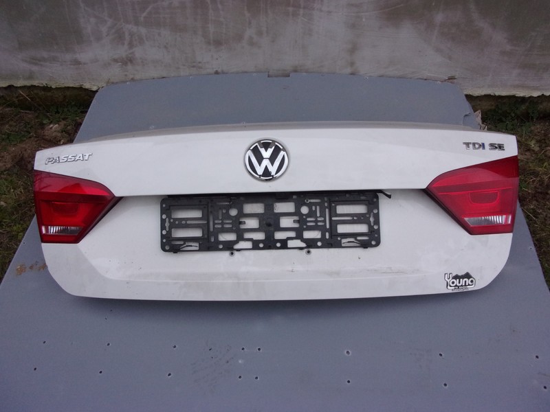 Крышка багажника 561827025A   Volkswagen Passat