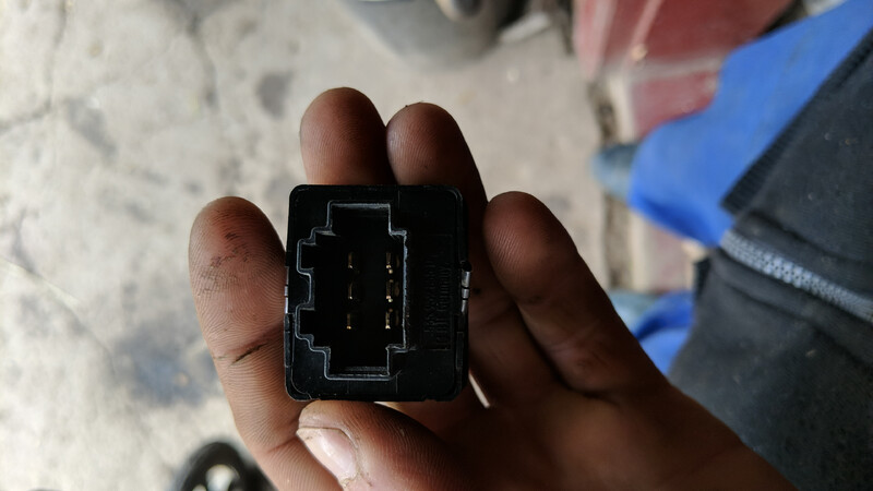 Кнопка стеклоподъемника Volkswagen Passat  1993 универсал 2.0 Бензин Городок