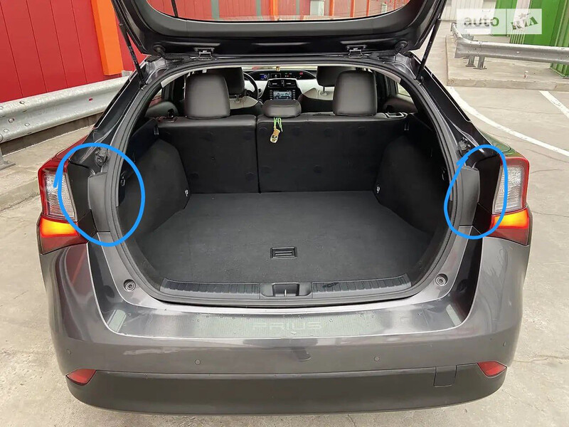 Крышка, задний комбинированный фонарь Toyota Prius 40  2019 