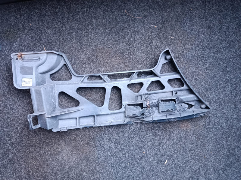 Крепление бампера переднього на бампер с левой Volkswagen Bora  2006 2.5 Бензин Киев