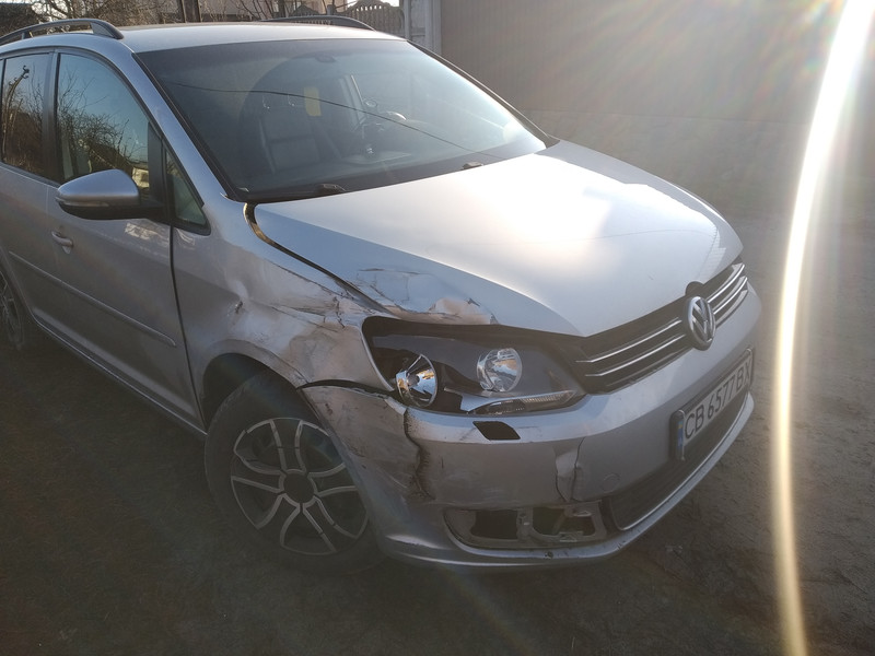 Фара передняя правая Volkswagen Touran  2013 универсал 1.6 Бензин Чернигов