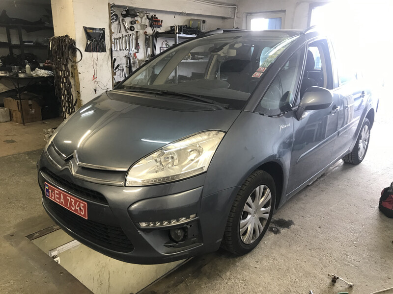 Накладка бампера Citroen C4 Picasso универсал 2010 г.  1.6 л дизель Ровно