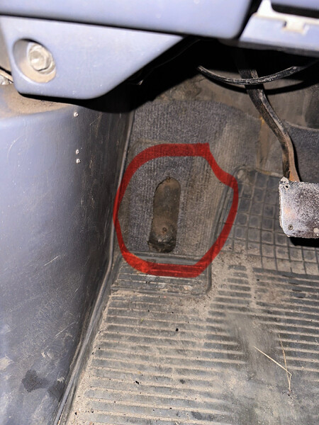 Упор для левой ноги пластик Toyota Land Cruiser  1997 2.7 Бензин Зміїв