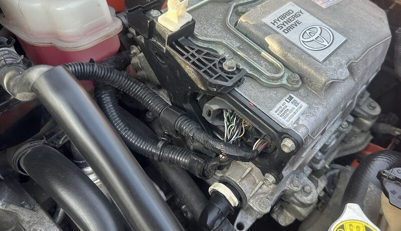 Фишка инвертора Toyota Prius 30  2014 хетчбек 1.5 Гибрид 