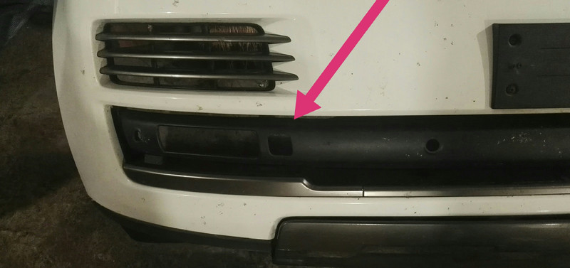 Место крипленя камеры в переднем бампере Land Rover Range Rover 2013 г.  5.0 л бензин Киев