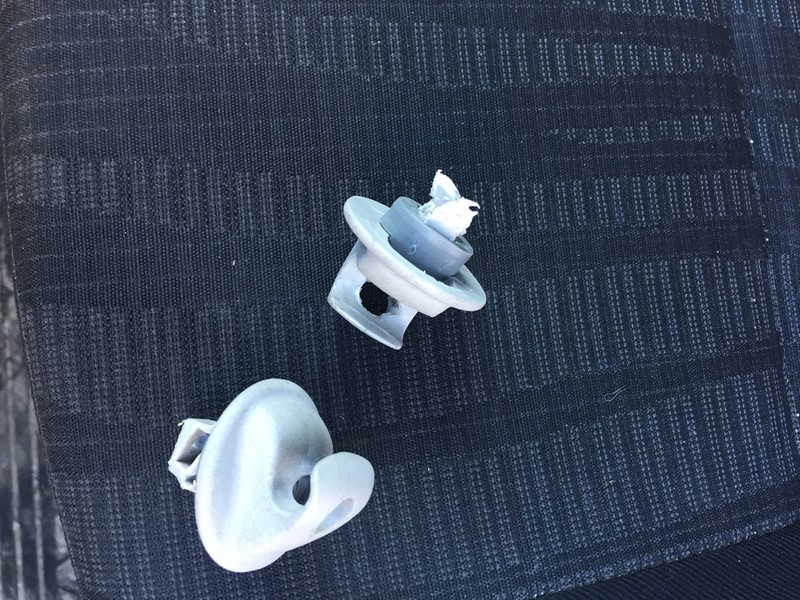 Крепление козырька Renault Duster  2012 1.6 Бензин 