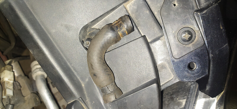 Патрубок системы охлаждения от водяной помпы к трубке Mazda 6  2004 хетчбек 2.0 Дизель 