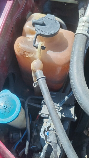 Бачок радіатора Toyota Avensis  1998 2.0 Бензин 