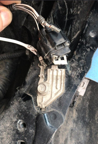 Точка массы кузова возле левой фары Toyota Camry 70  2018 2.5 Бензин 