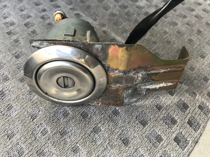 Кнопка открывания крышки багажника Mazda 626  2001 2.0 Бензин 