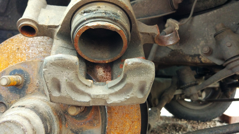 Передние суппорты Nissan Vanette C22 1993 г.  2.0 л дизель Кременчуг