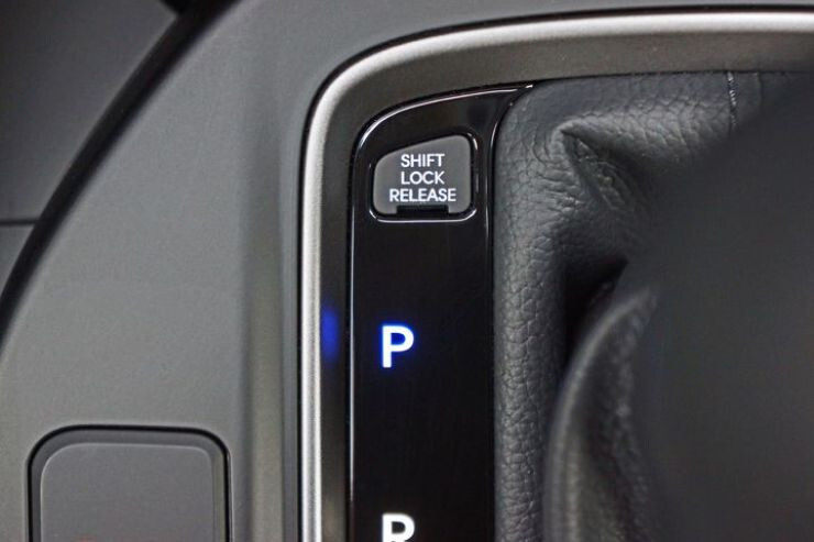 Заглушка shift lock release Hyundai Santa FE 3  2015 2.4 Бензин Тернополь