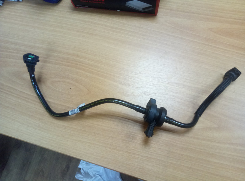 Трубка угольного филтра Ford Focus 3  2012 2.0 Бензин Киев
