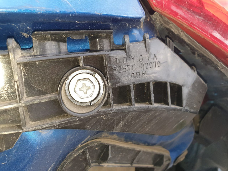 Левая салацка заднего бампера Toyota Auris  2012 хетчбек 1.6 Бензин 