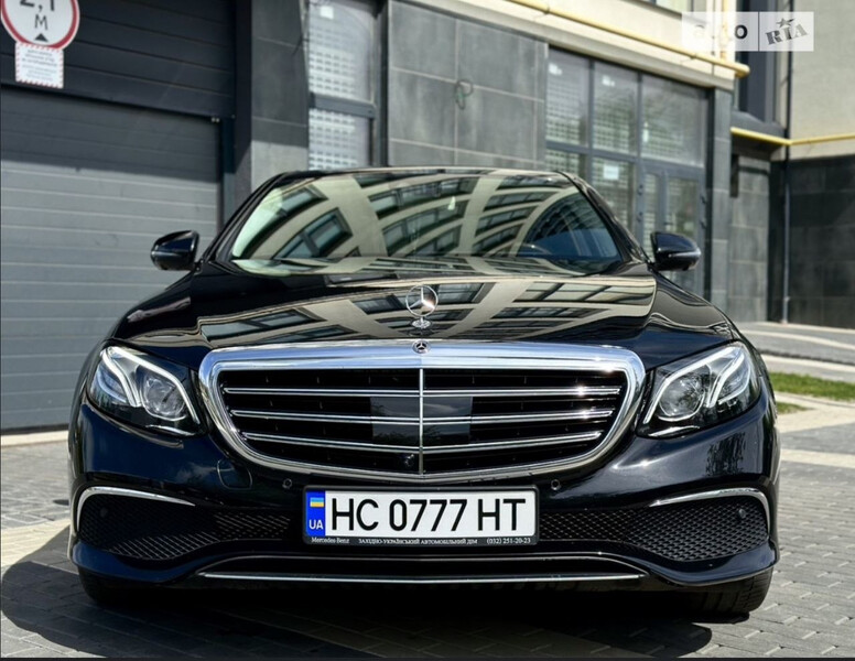 Решітка радіатора Mercedes E-Class 2016 р.  2.0 л дизель Чернігів