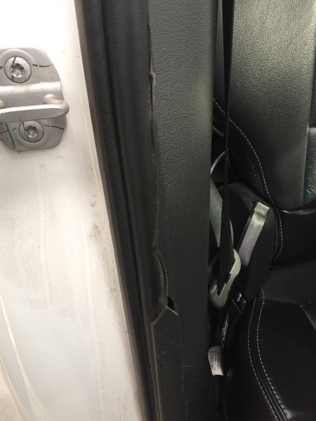 Пластиковая накладка центральной стойки (правая) Jeep Compass  2011 2.4 Бензин Хмельницкий