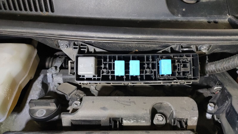 Крышка блока реле верхняя Toyota Prius 20  2008 хетчбек 1.5 Гибрид 