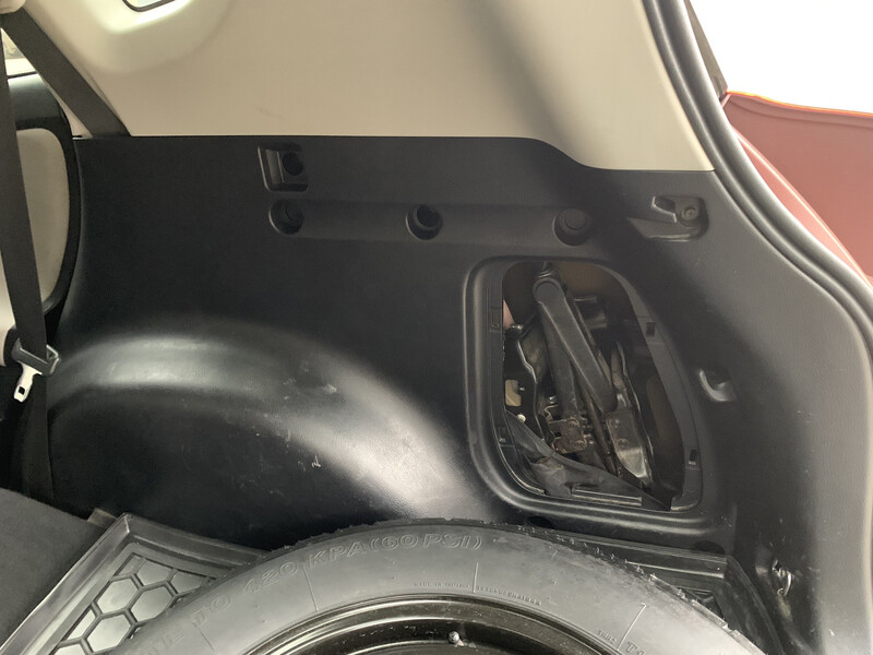 Вставка в обшивку багажника (правая) Toyota RAV4  2013 2.5 Бензин 