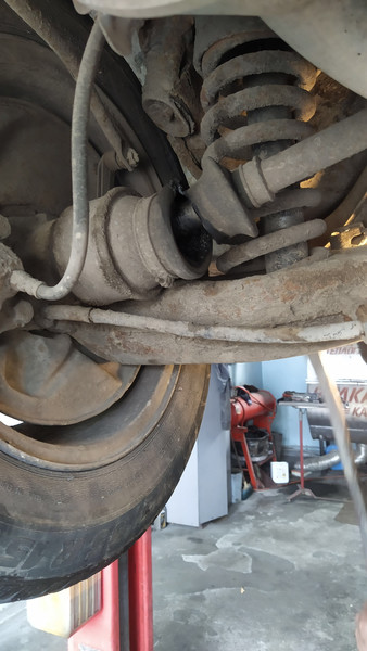 Пыльник Mercedes E-Class W123 1982 г.  2.4 л дизель Стрый