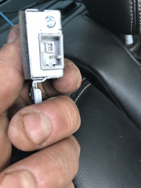 Разъём усилителя антены Nissan Rogue  2016 2.4 Бензин 