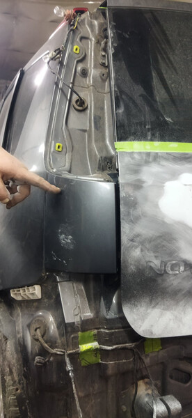 Вкладиш під заднім лівим фонарем Nissan Note E11  2006 1.6 Бензин 