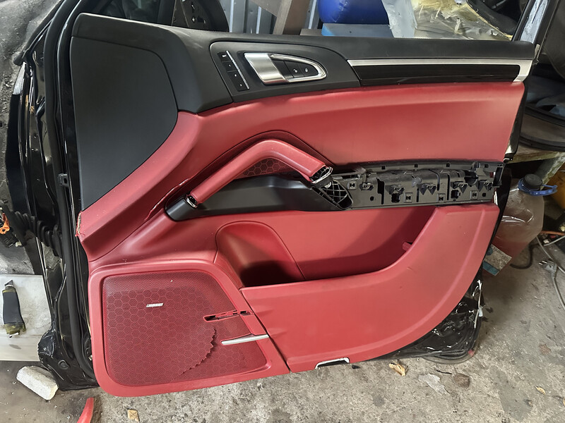 Дверная карта красного цвета Porsche Cayenne  2013 4.2 Дизель Киев