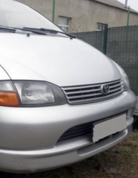 Решетка радиатора Toyota Hiace универсал 2001 г.  2.5 л дизель Николаев