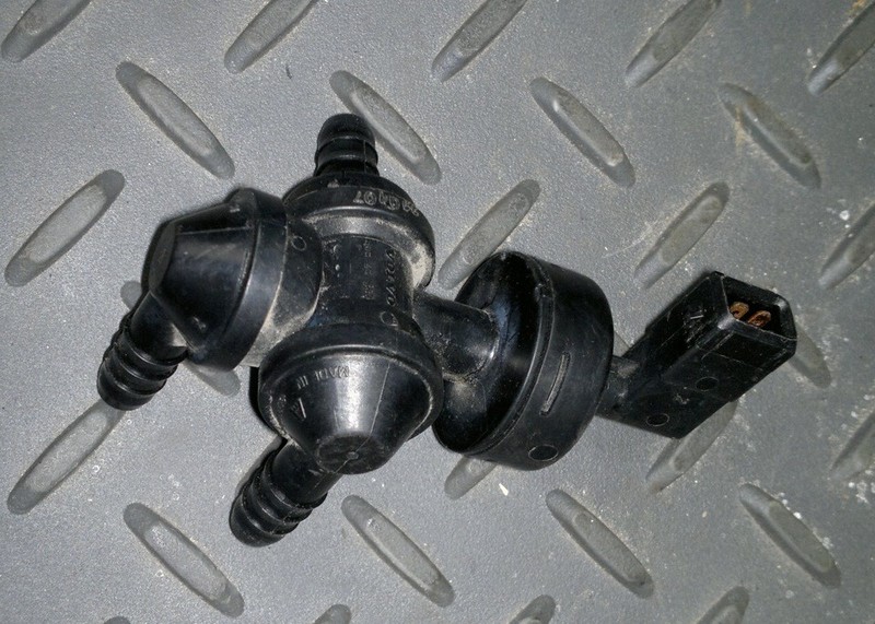 Вакуумный тройник контакт Volvo S80  2002 2.9 Бензин 