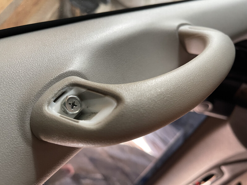 Ручка левая передняя водителя (на стойке) с заглушками Toyota Hilux  2012 Бровары
