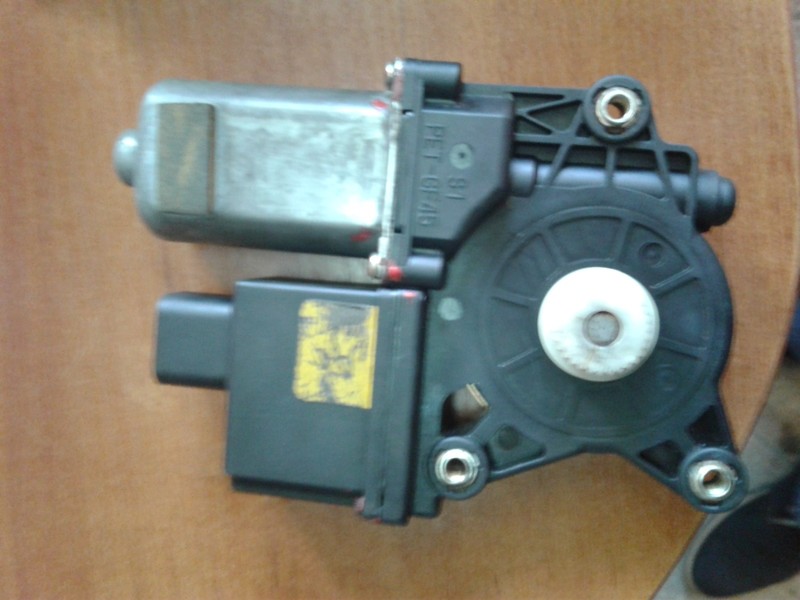 Управляющий моторчик стеклоподъемника шести пиновый Nissan Almera Classic 2012 1.6 Бензин 