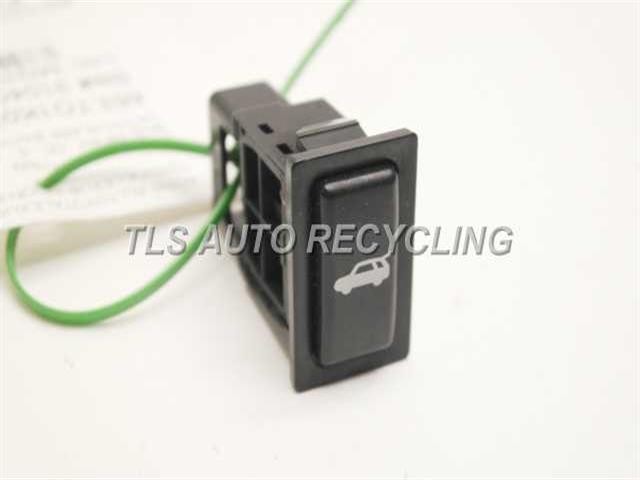 84840-01010 кнопка открывания стекла багажника Toyota Matrix  2002 хэтчбек 1.0 Бензин Одесса