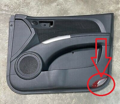 Отражатель в нижней части карты двери левый Kia Sportage 2  2008 2.0 Бензин 