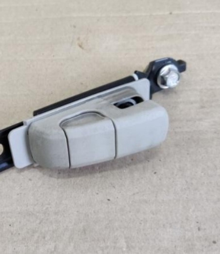 Регулятор ремня безопасности передний пассажир Nissan Note E11 хэтчбек 2010 г.  1.6 л бензин