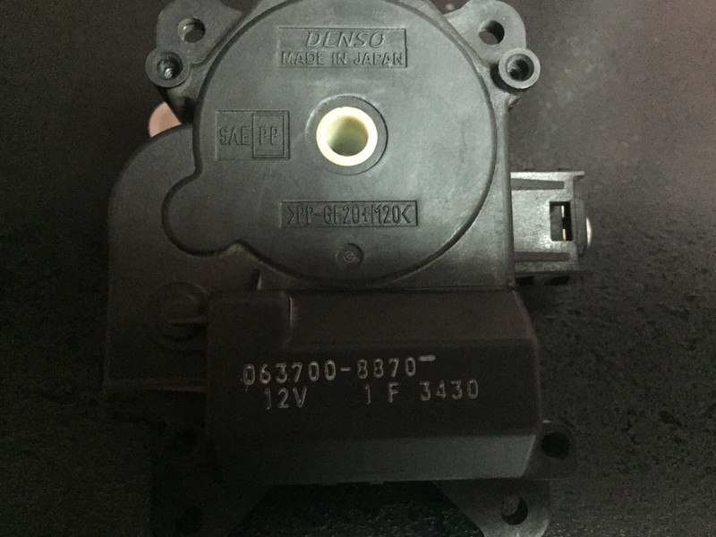 Шаговый двигатель горячего воздуха правая сторона Toyota Land Cruiser Prado 120 2004 г.  2.7 л бензин Геническ