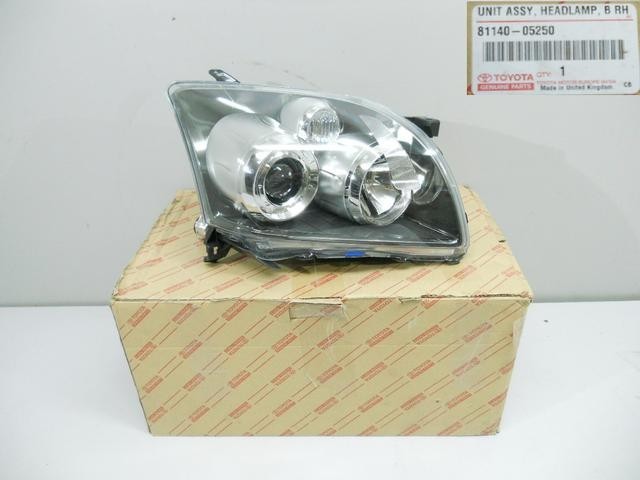 Фара правая ксенон 81140-05250   Toyota Avensis