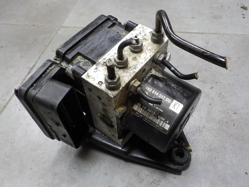 Блок ABS 1KO614517DD   Skoda Octavia, Volkswagen Caddy