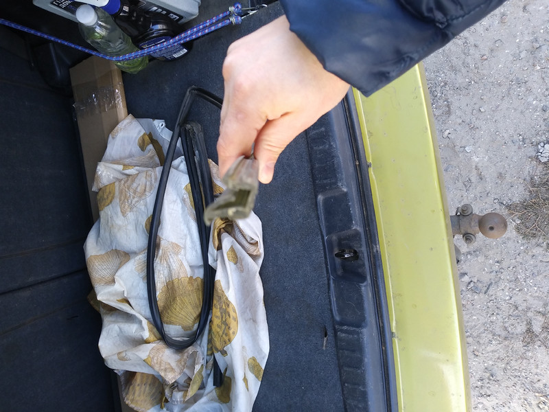 Резина под стекло в дверях Honda HR-V  2000 універсал 1.6 Бензин 