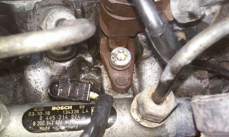 Прижимной бугель на форсунку. Nissan Primastar  2004 універсал 1.9 Дизель 