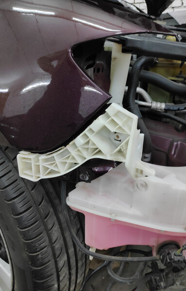 Крепление переднего бампера Mazda 3 BK 2008 г.  1.6 л бензин Белгород-Днестровский