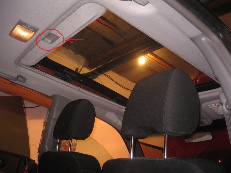 Ручка шторки люка Subaru Forester SG универсал 2003 г.  2.0 л бензин Николаев