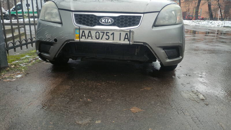 Решетка бампера нижняя Kia Rio 2 2010 г.  1.4 л бензин Киев