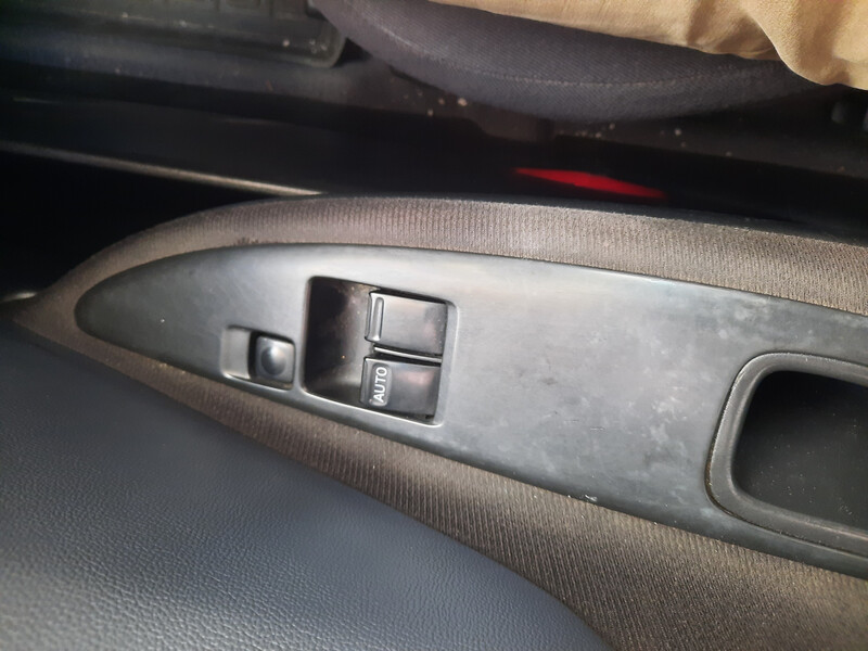 Кнопки стеклоподъемника водителя Nissan Primera P12  2003 універсал 1.8 Бензин 