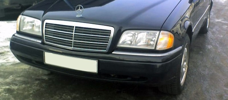 Бампер передний в сборе с хромированными молдингами Mercedes C-Class W202 1996 р.  2.2 л бензин Хмельницький