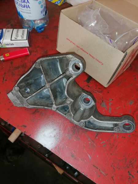 Кронштейн КПП Volvo V50 2010 г.  Ровно