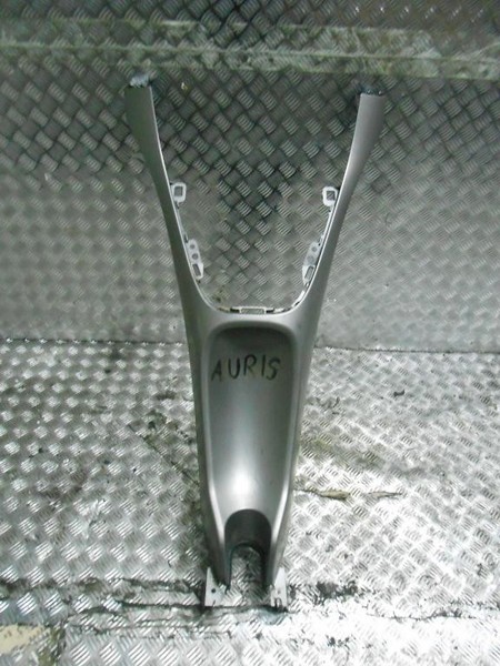 Козирок Toyota Auris  2011 хэтчбек 1.6 Бензин Луцк