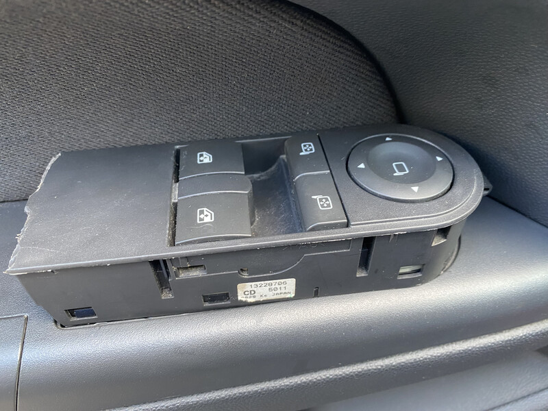 Кнопки стеклоподъемника Opel Astra  2008 хэтчбек 1.6 Бензин Христиновка