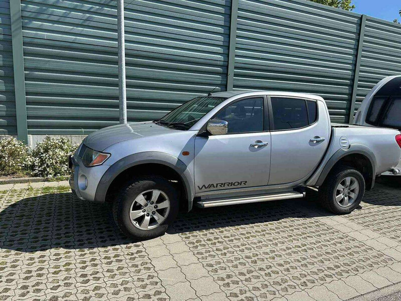 Накладка крыла передняя левая Mitsubishi L 200  2007 2.5 Дизель 
