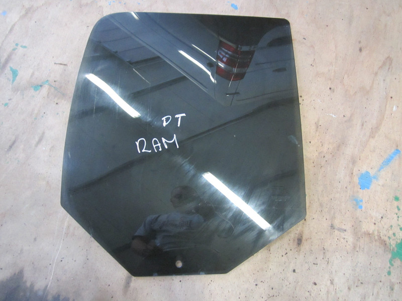 Стекло задней двери Dodge RAM 1500 2013 г.  4.7 л дизель Черкассы