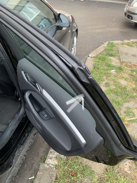 Ущільнювач задніх лівих дверей Audi A3 2005 р.  2.4 л бензин