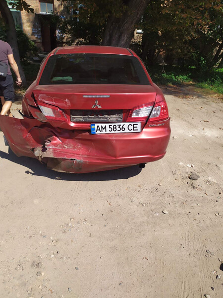 Бампер с направляющей крышкой багажника Mitsubishi Galant 9  2009 2.0 Бензин Хмельницкий